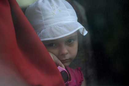 Девочка в автобусе с беженцами, который отправляется из Донецка в Россию.