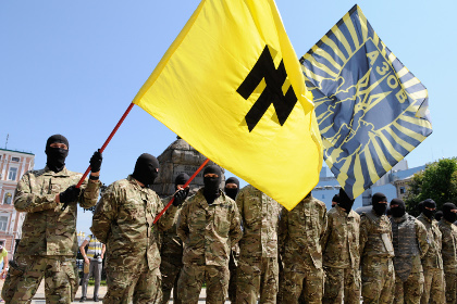 Бойцы батальона «Азов» принимают присягу на верность Украине на Софийской площади в Киеве перед отправкой на Донбасс.