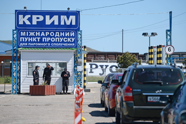 Автомобили в порту «Крым» Керченской паромной переправы