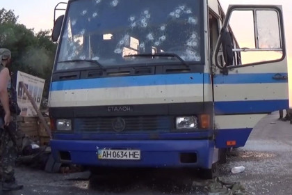 Расстрелянный автобус у въезда в Донецк
