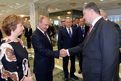 Рукопожатие Владимира Путина и Петра Порошенко 