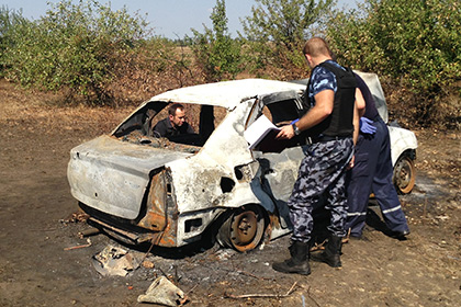 Сгоревший автомобиль на месте гибели Андрея Стенина 
