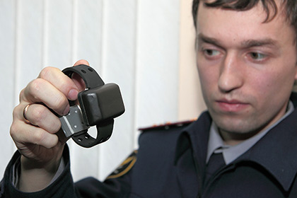Электронный браслет, предназначенный для контроля за передвижением осужденных