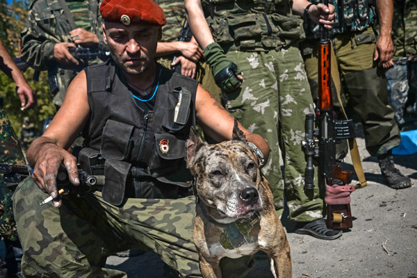 Ополченец с собакой по кличке Девка с ручной гранатой, прикрепленной к ошейнику, Донецк, 3 сентября 2014 года
