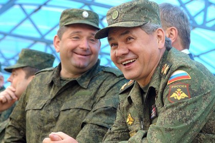 Александр Шевченко (слева) и министр обороны России Сергей Шойгу