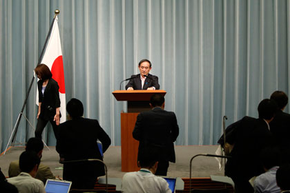 Главный секретарь кабинета министров Японии Ёсихидэ Суга