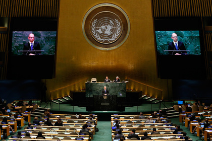Арсений Яценюк за трибуной в Генассамблее ООН