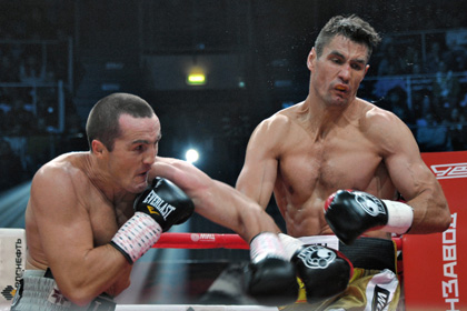  Денис Лебедев (слева) в поединке против Павла Колодзея, 27 сентября 2014 года