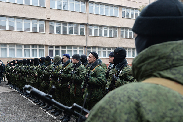Добровольцы крымских отрядов самообороны