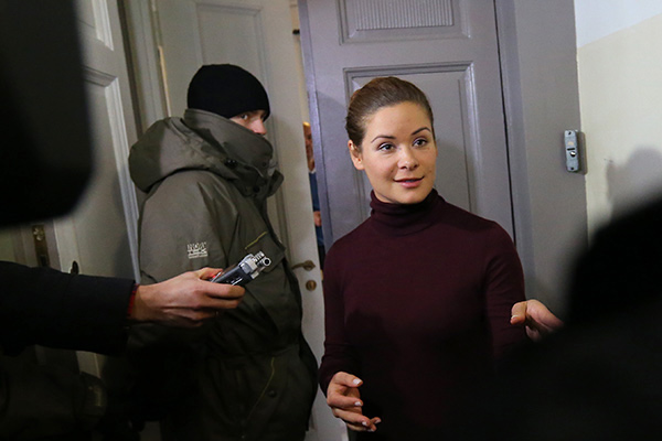 Мария Гайдар у своей квартиры, в которой проходят обыски 27 октября 2014 года 
