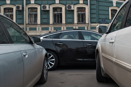 Нарушителям правил парковки в Москве начали раздавать листовки