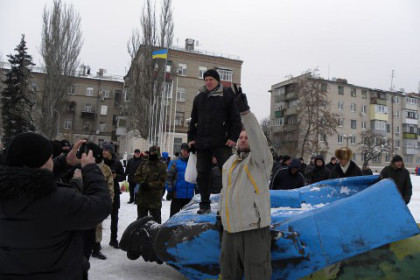 Под Днепропетровском активисты в масках снесли памятник Ленину