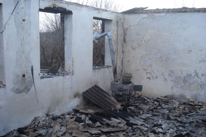 Один из сгоревших домов в Чечне