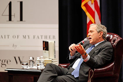 Джордж Буш-младший на презентации книги