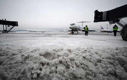 В аэропортах Москвы из-за снегопада задержали около пятидесяти рейсов