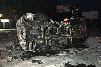 В Донецке при попадании снаряда в автобус погибли три человека