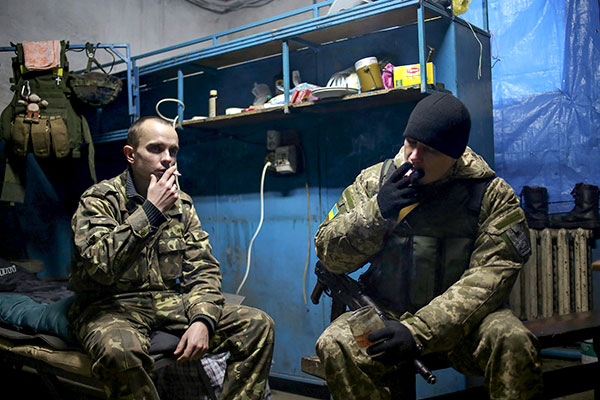 Украинские военные на КПП у въезда в город Дебальцево 