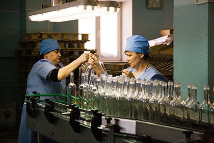 Производство водки в России упало почти на четверть