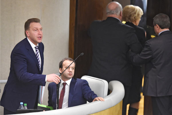 Игорь Шувалов (слева) и заместитель председателя правительства России Аркадий Дворкович на пленарном заседании Госдумы, 30 января 2015 года
