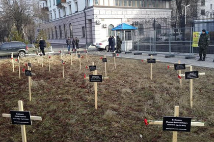 Киевляне установили возле российского посольства деревянные кресты