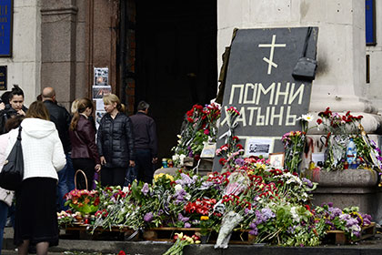 Цветы в память о погибших в результате пожара в Доме профсоюзов 