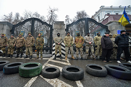 Бойцы «Айдара»  у здания Министерства обороны Украины в Киеве 30 января 2015 года 