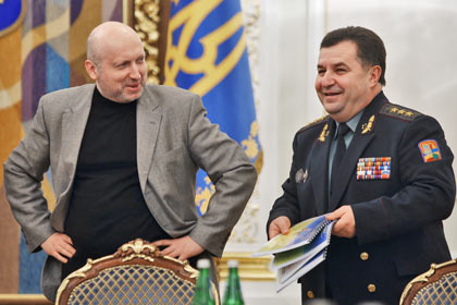 Степан Полторак (справа) и секретарь Совета безопасности Александр Турчинов
