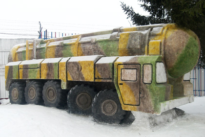 Заключенные в Омской области сделали модели «Тополя» и Т-34 из снега и льда