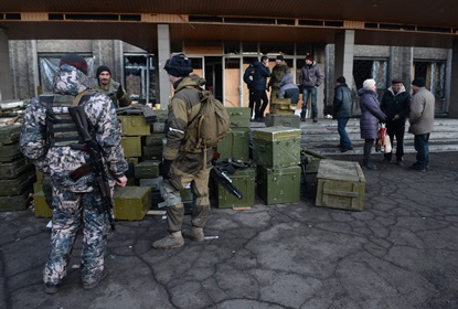 Ополченцы ДНР у здания городской администрации в Дебальцево