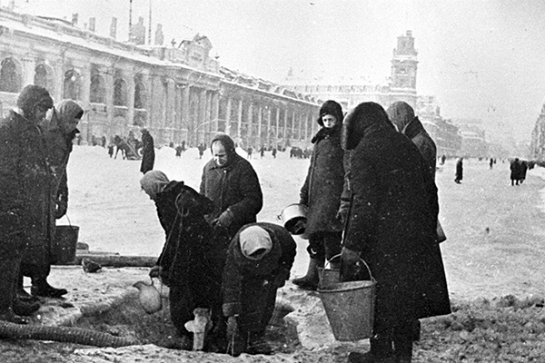 Ленинградские блокадники в очереди за водой, 1942 год