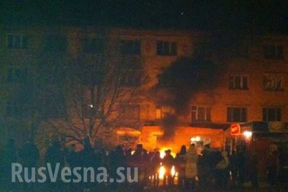В Константиновке подожгли общежитие с военными