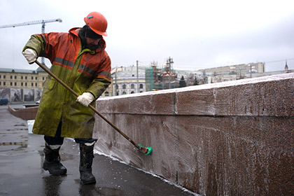 Власти Москвы подтвердили право городских служб на очистку мемориала Немцову