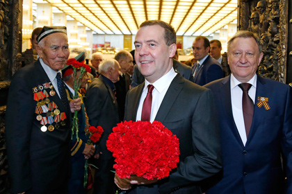 Дмитрий Медведев во время визита в Крым