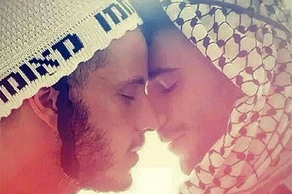 Мадонна выложила в Instagram снимок еврея и араба перед поцелуем