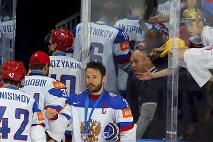 Российские хоккеисты уходят со льда после поражения 