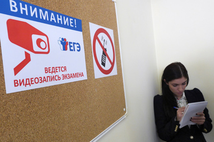 В Севастополе школьница пронесла на ЕГЭ спрятанный в прическе телефон
