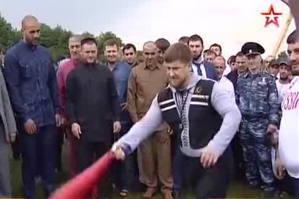 Кадыров поучаствовал в конкурсе по метанию бараньей ноги
