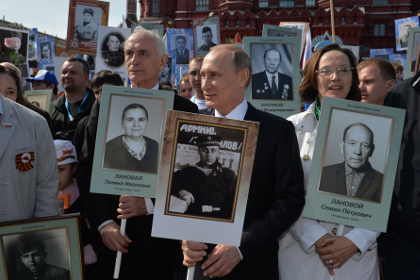 Шествие Бессмертный полк 9 мая 2015 года в Москве. В центре Василий Лановой и Владимир Путин