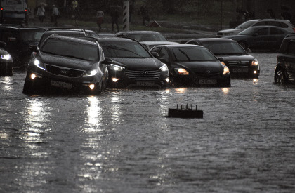 Последствия дождя на Профсоюзной улице в Москве, 22 мая 2015 года
