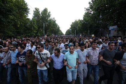 Политики встали «живым щитом» между полицией и протестующими в Ереване
