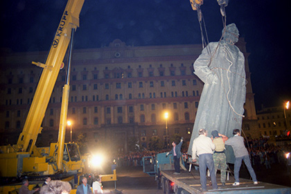Демонтаж памятника Ф.Э. Дзержинскому 23 августа 1991 года 