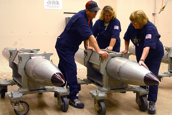 Подготовка бомбы B61 к тесту