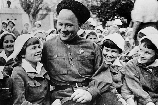Советский писатель Аркадий Петрович Гайдар (Голиков) с пионерами в Артеке