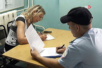 Мать Оксаны Водяновой в отделении полиции 