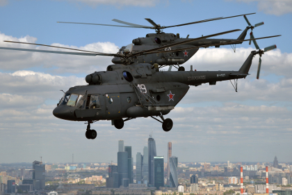 Вертолеты Ми-8 на репетиции парада в Москве