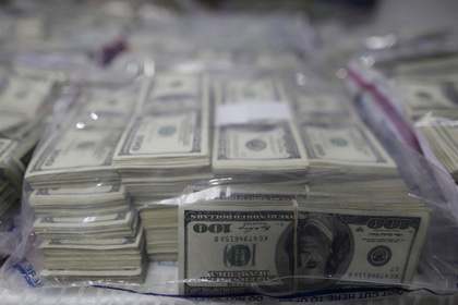 В Москве уроженцы Африки продавали раствор для превращения бумаги в доллары