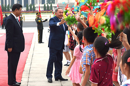Нурсултан Назарбаев и Си Цзиньпин в КНР