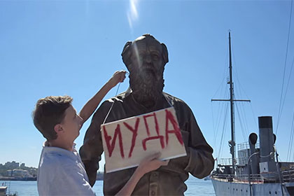 Житель Владивостока водрузил табличку с надписью «Иуда» на памятник Солженицыну