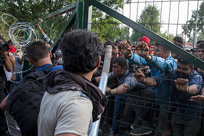 Мигранты во время столкновений с полицией Венгрии