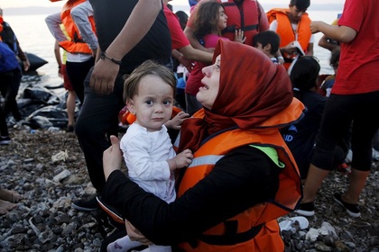 Доставленные спасателями на берег сирийские беженцы. Архивное фото.